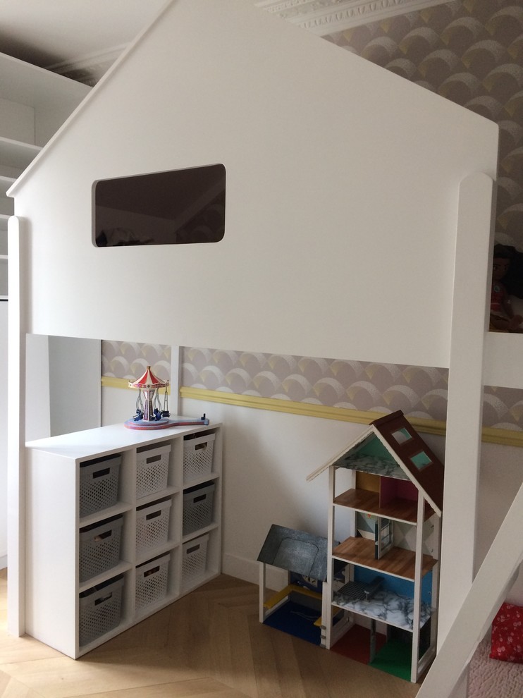 Cette photo montre une chambre d'enfant de 4 à 10 ans tendance de taille moyenne avec un mur gris, parquet clair et un sol beige.