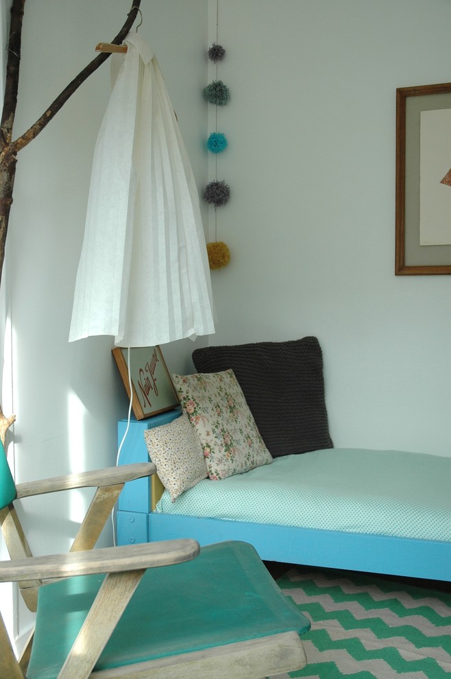 Immagine di una piccola cameretta per bambini da 4 a 10 anni scandinava con pareti bianche e parquet chiaro