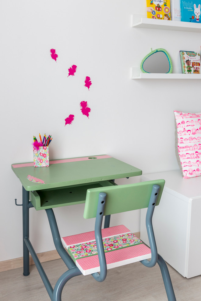 Idée de décoration pour une chambre de fille de 4 à 10 ans design de taille moyenne avec un bureau, un mur blanc et parquet clair.