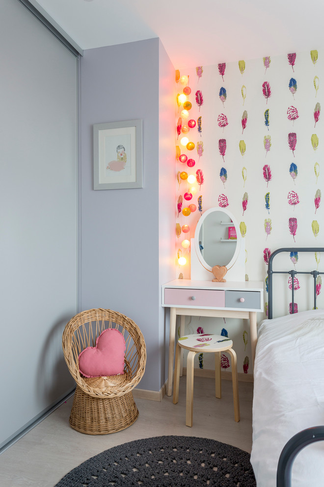 Inspiration för mellanstora moderna flickrum kombinerat med sovrum och för 4-10-åringar, med vita väggar och ljust trägolv