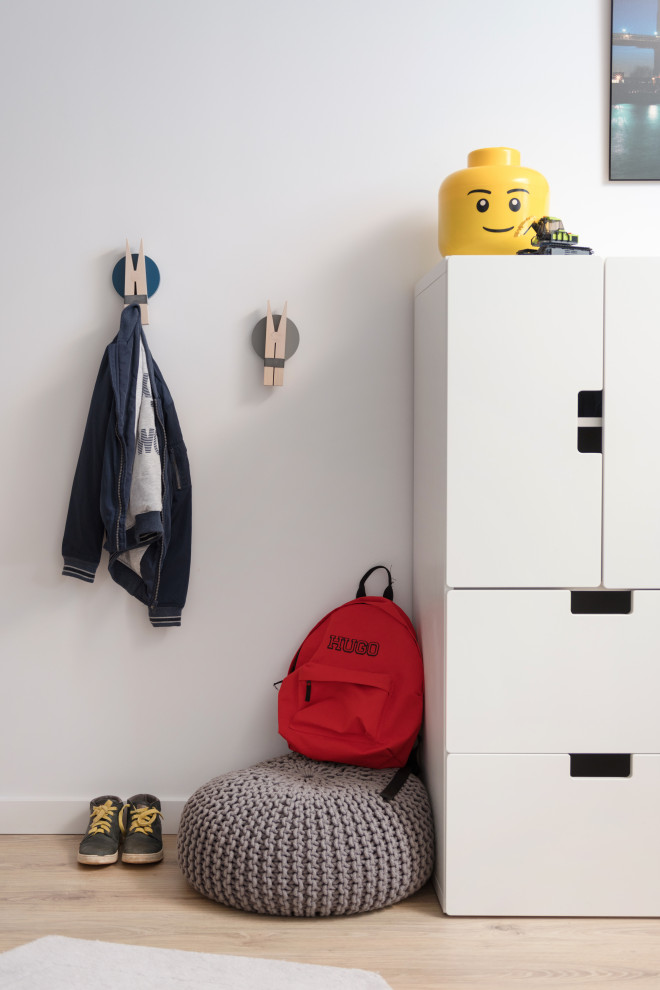 Cette image montre une chambre de garçon de 4 à 10 ans design de taille moyenne avec un mur blanc, parquet clair et un sol beige.