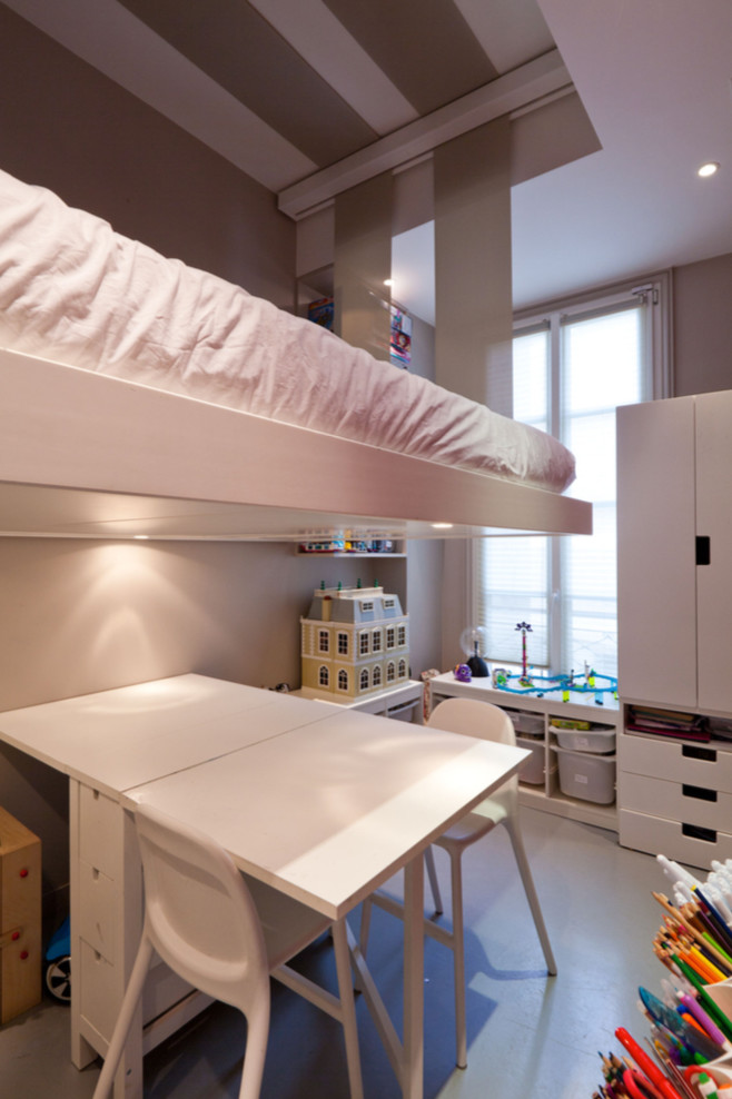 Foto på ett litet funkis flickrum kombinerat med sovrum och för 4-10-åringar, med beige väggar, grått golv och betonggolv