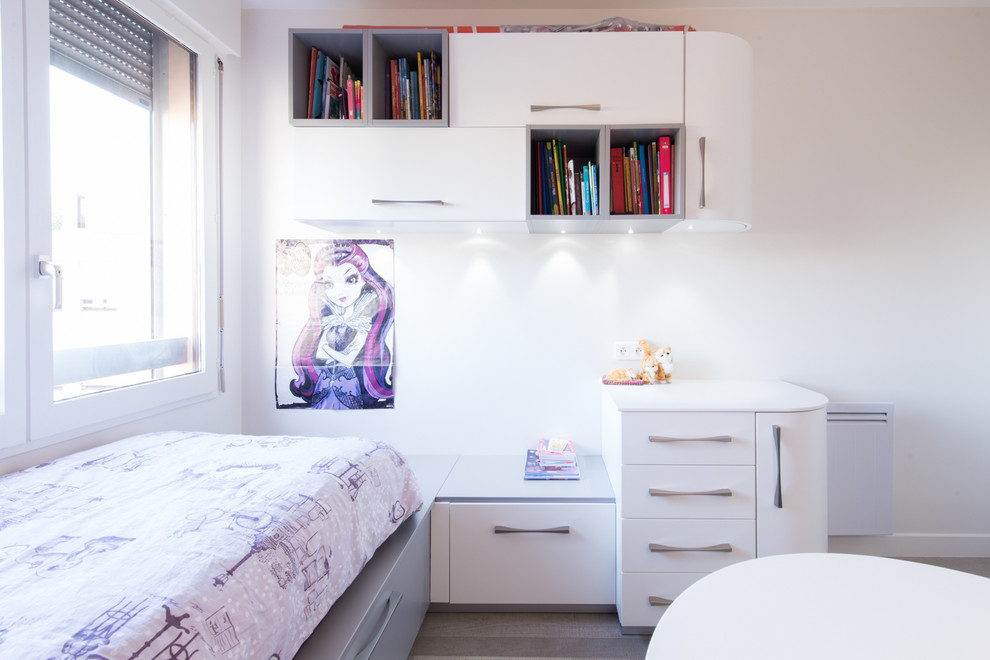Idéer för att renovera ett mellanstort funkis flickrum kombinerat med sovrum och för 4-10-åringar, med flerfärgade väggar och ljust trägolv