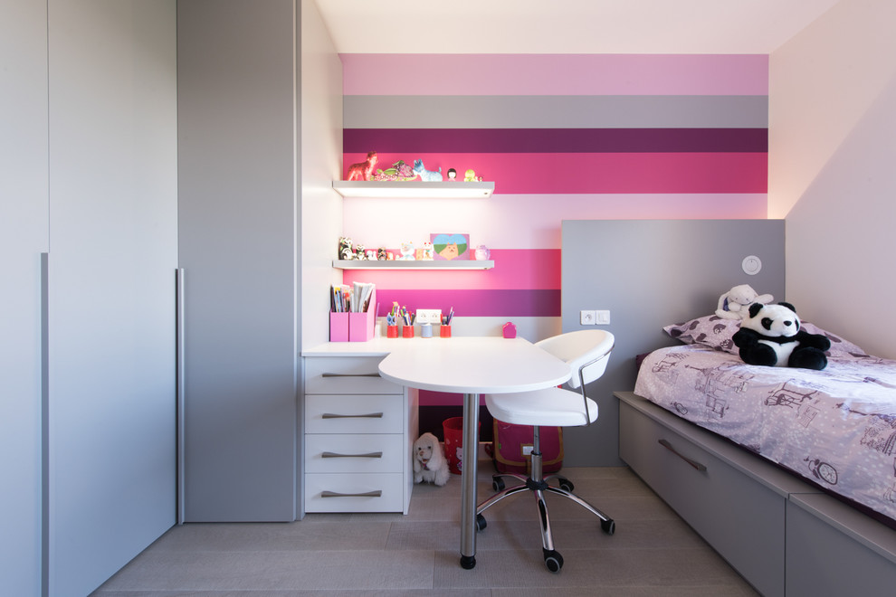 На фото: детская среднего размера в современном стиле с разноцветными стенами, рабочим местом и светлым паркетным полом для девочки, ребенка от 4 до 10 лет с