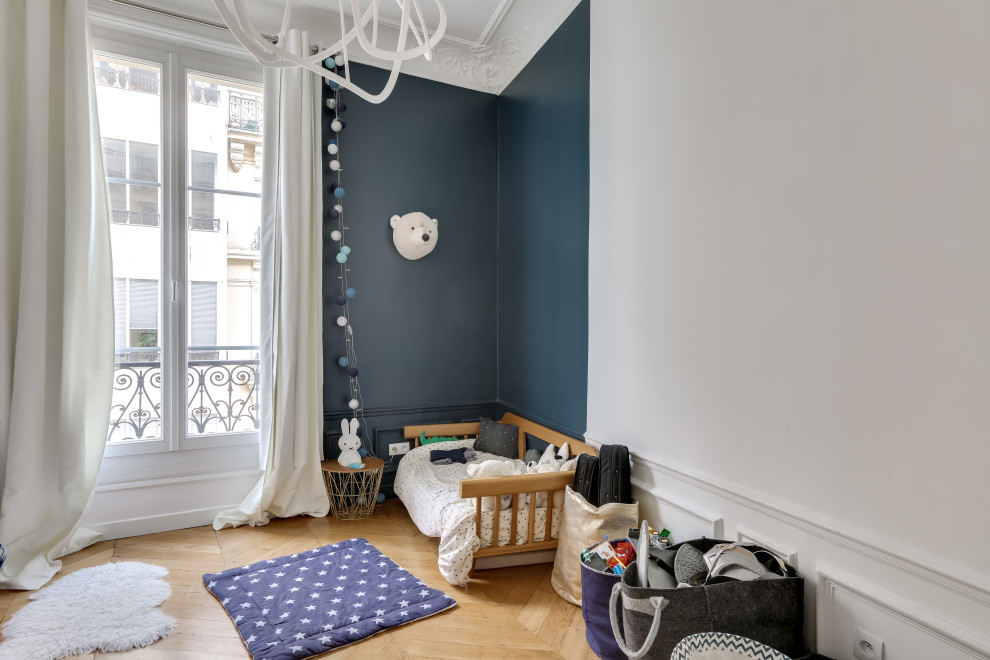 Источник вдохновения для домашнего уюта: детская среднего размера в современном стиле с спальным местом, синими стенами, светлым паркетным полом и бежевым полом для мальчика, ребенка от 1 до 3 лет