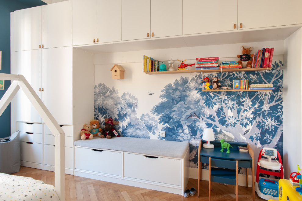 Idee per una cameretta per bambini da 1 a 3 anni design di medie dimensioni con pareti blu, parquet chiaro e pavimento beige