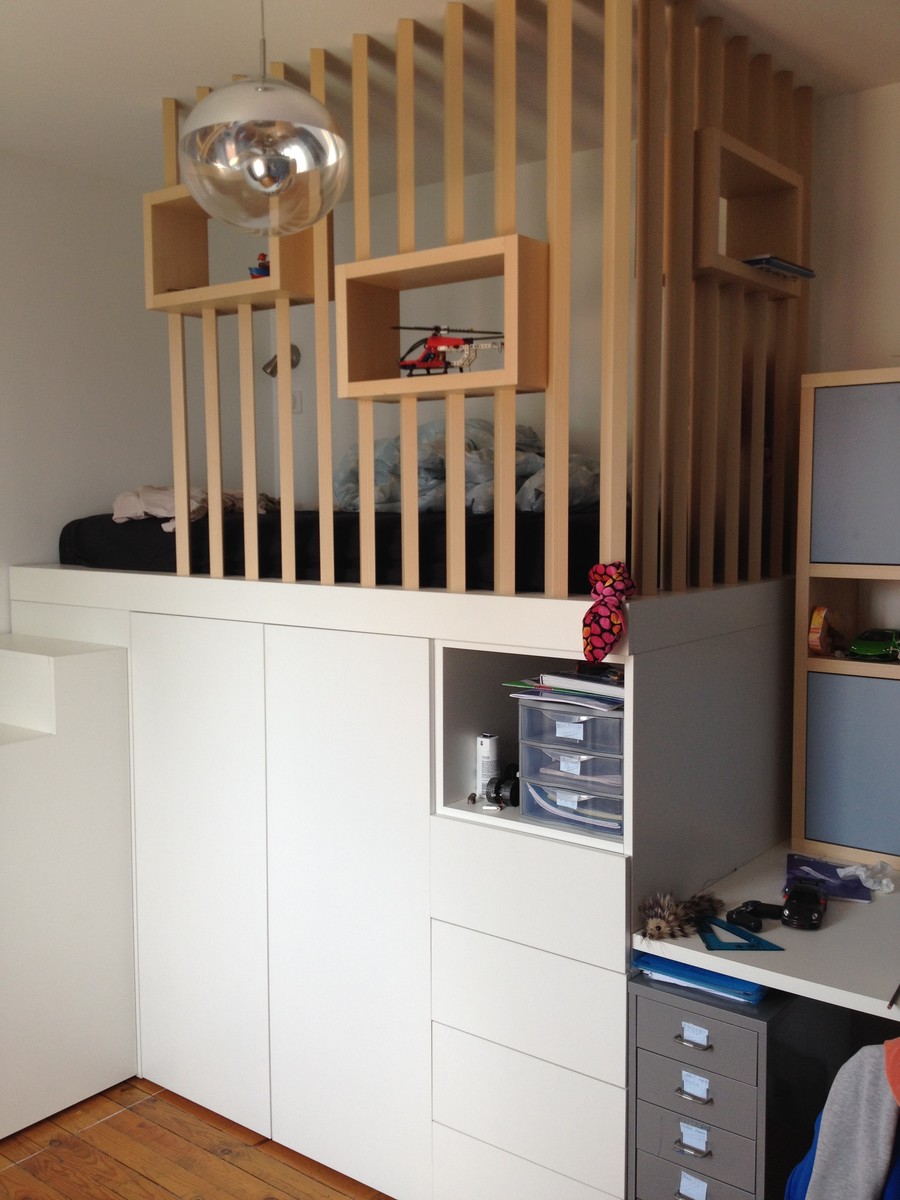Photo of a medium sized scandi teen’s room for boys in Lyon with blue walls, light hardwood flooring and brown floors.