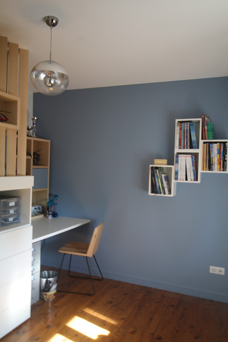 Mittelgroßes Nordisches Kinderzimmer mit Arbeitsecke, blauer Wandfarbe, hellem Holzboden und braunem Boden in Lyon