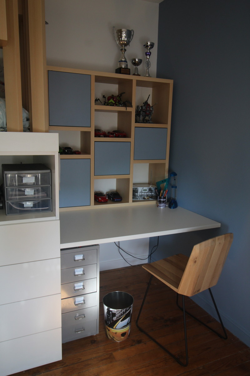 Exempel på ett mellanstort nordiskt barnrum kombinerat med skrivbord, med blå väggar, ljust trägolv och brunt golv