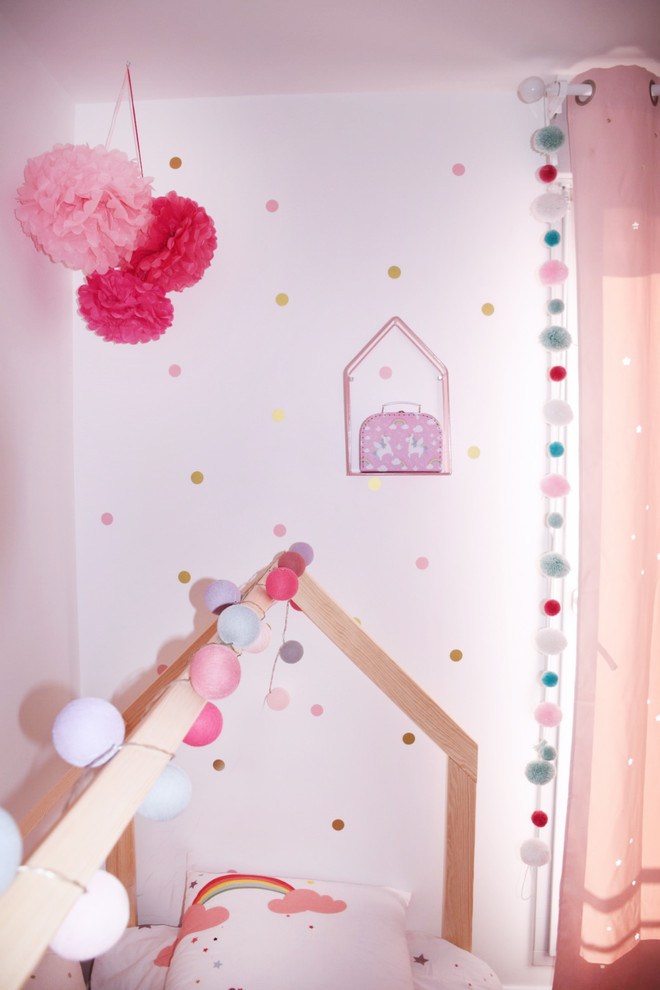 Idee per una piccola cameretta per bambini da 1 a 3 anni design con pareti rosa, parquet chiaro e pavimento marrone