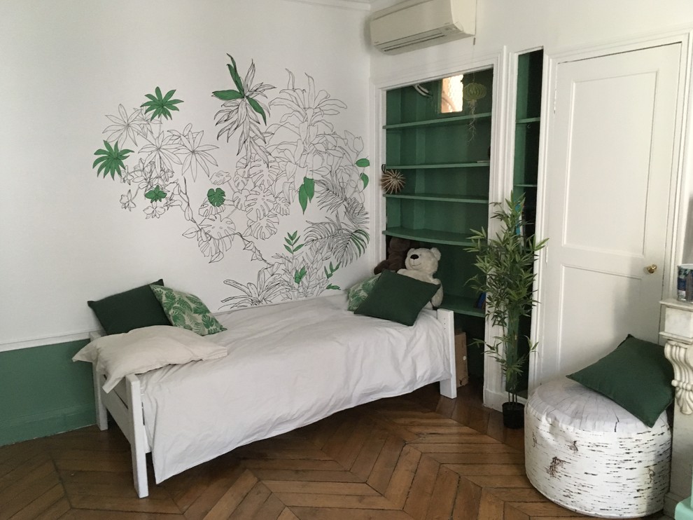 Foto de dormitorio infantil tropical de tamaño medio con paredes verdes, suelo de madera oscura y suelo marrón