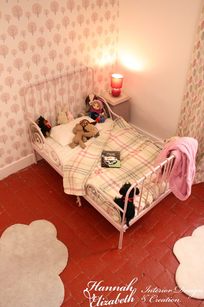 Idées déco pour une chambre d'enfant de 4 à 10 ans contemporaine de taille moyenne avec un mur rose et tomettes au sol.