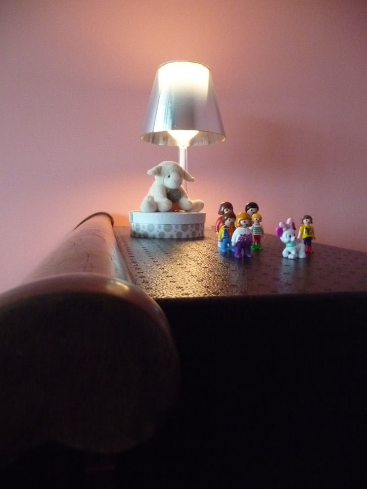 На фото: большая детская в стиле фьюжн с спальным местом, розовыми стенами, ковровым покрытием и коричневым полом для ребенка от 4 до 10 лет, девочки