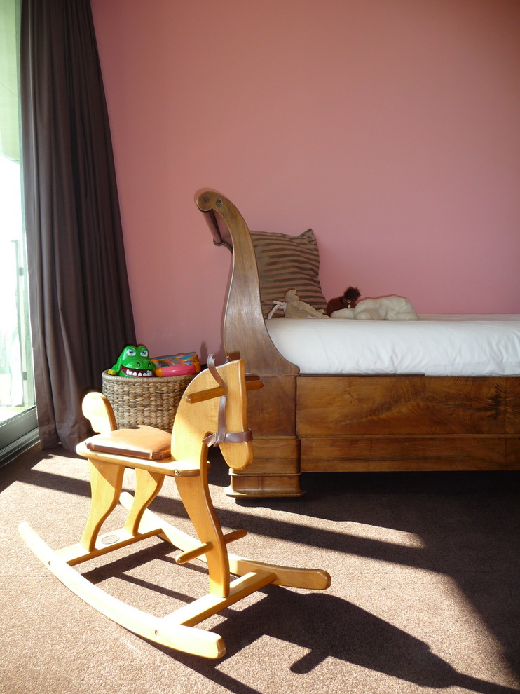 Immagine di una grande cameretta per bambini da 4 a 10 anni bohémian con pareti rosa, moquette e pavimento marrone
