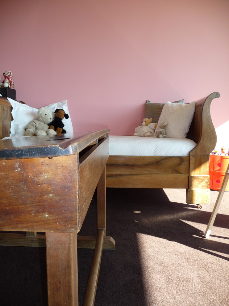 Inredning av ett eklektiskt stort flickrum kombinerat med sovrum och för 4-10-åringar, med rosa väggar, heltäckningsmatta och brunt golv