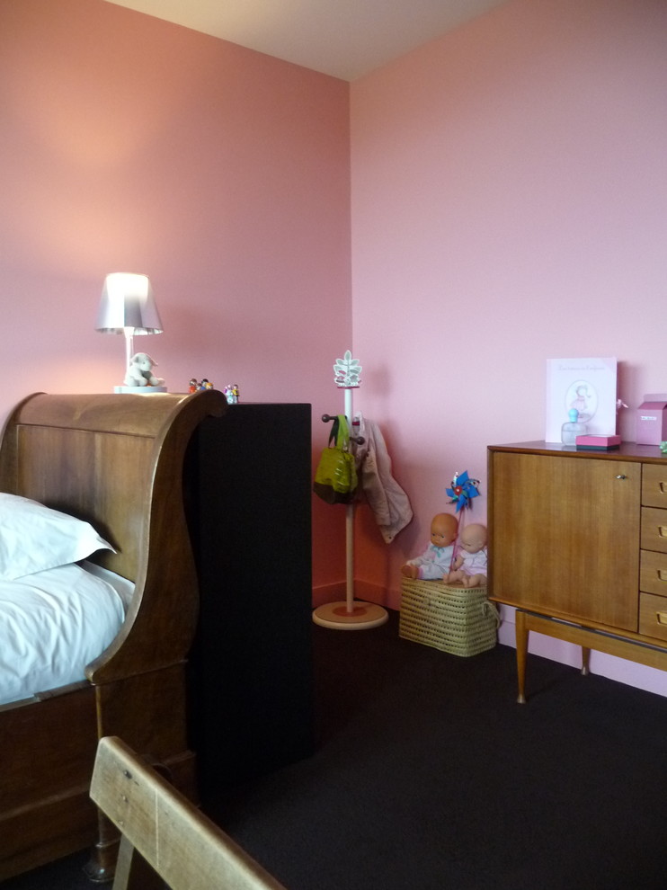 Diseño de dormitorio infantil de 4 a 10 años bohemio grande con paredes rosas, moqueta y suelo marrón