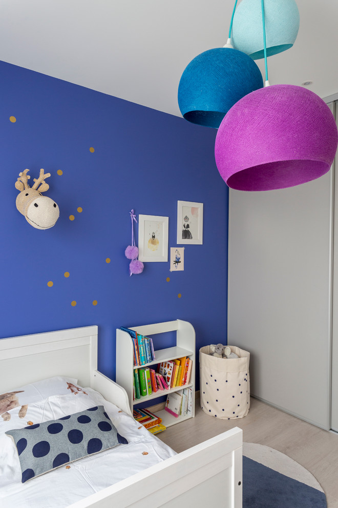 Diseño de dormitorio infantil de 1 a 3 años contemporáneo de tamaño medio con paredes blancas y suelo de madera clara