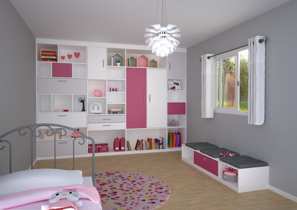 Kleines Klassisches Mädchenzimmer mit Schlafplatz, grauer Wandfarbe und hellem Holzboden in Straßburg