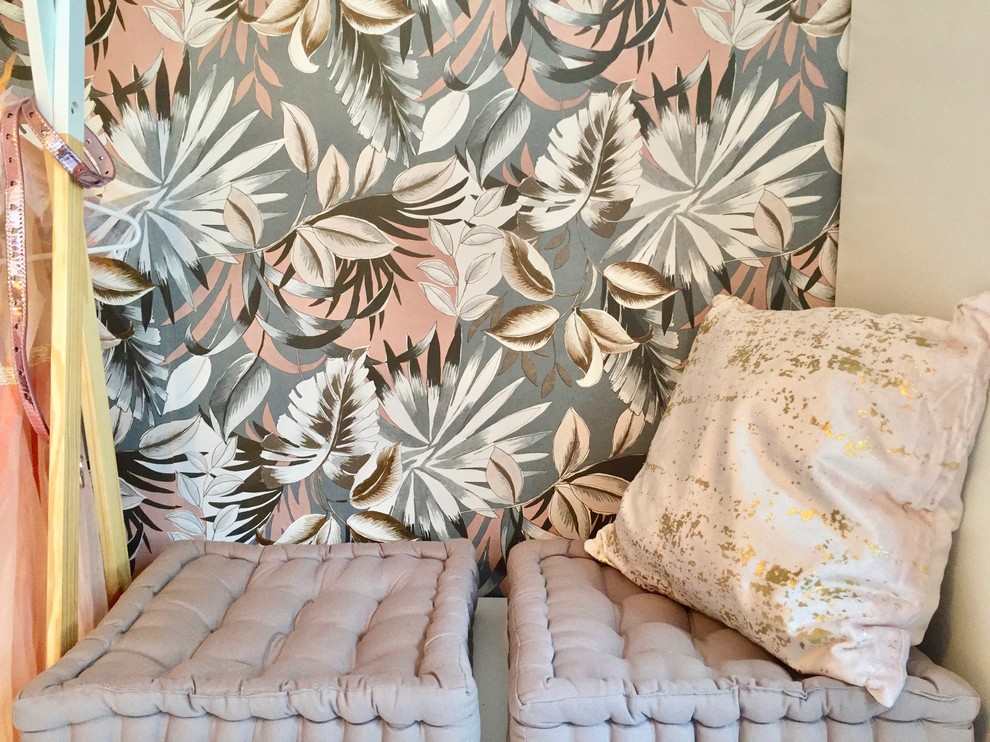 Mittelgroßes Retro Mädchenzimmer mit Schlafplatz, grauer Wandfarbe, Laminat und beigem Boden in Sonstige