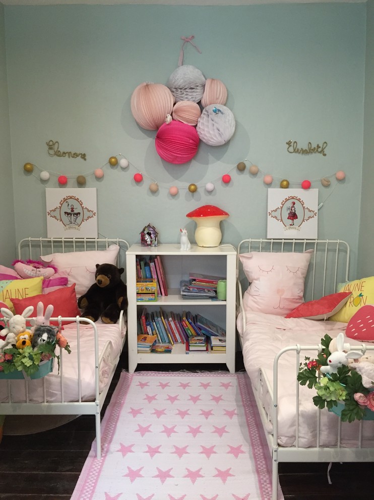 Inredning av ett eklektiskt mellanstort flickrum kombinerat med sovrum och för 4-10-åringar, med mörkt trägolv och blå väggar