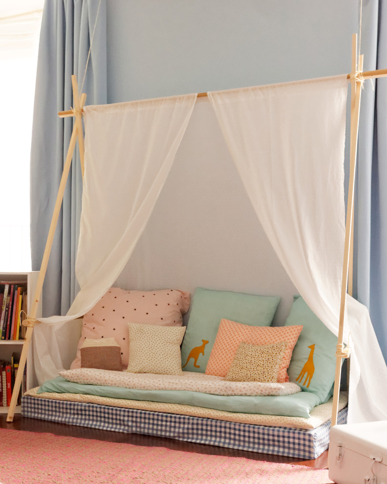 Modelo de dormitorio infantil de 4 a 10 años tradicional de tamaño medio con paredes azules