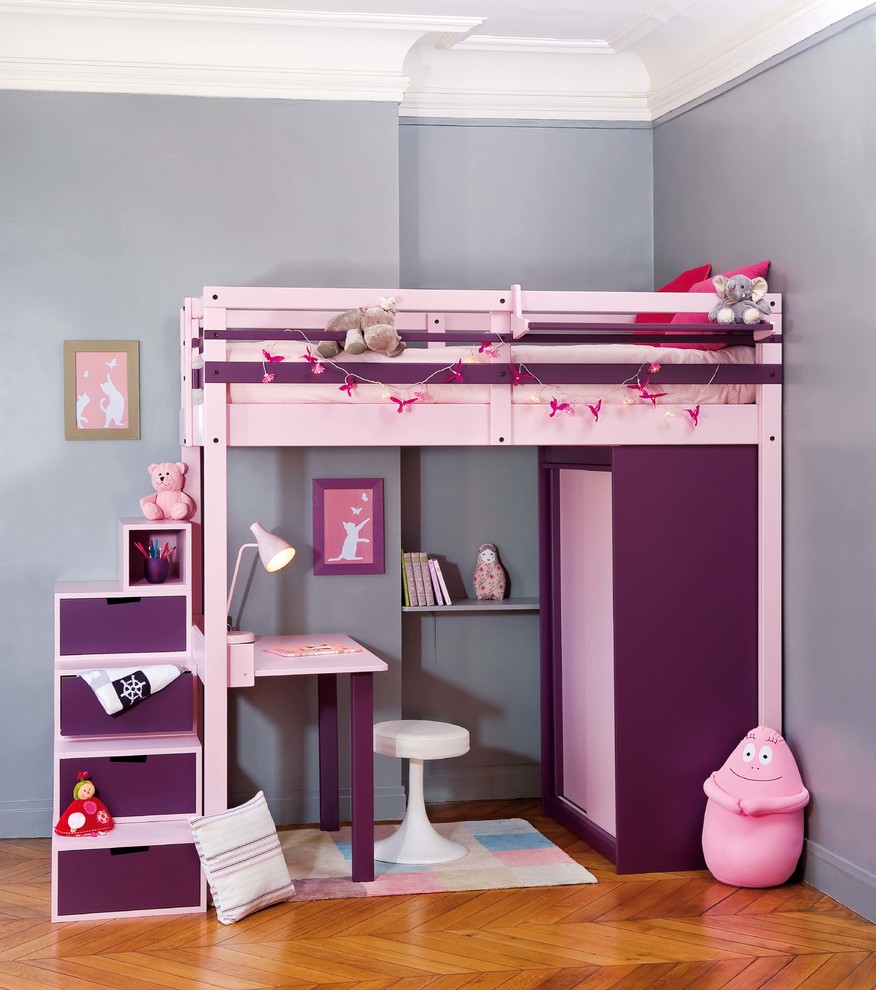 Foto de dormitorio infantil de 4 a 10 años contemporáneo pequeño con paredes púrpuras y suelo de madera clara