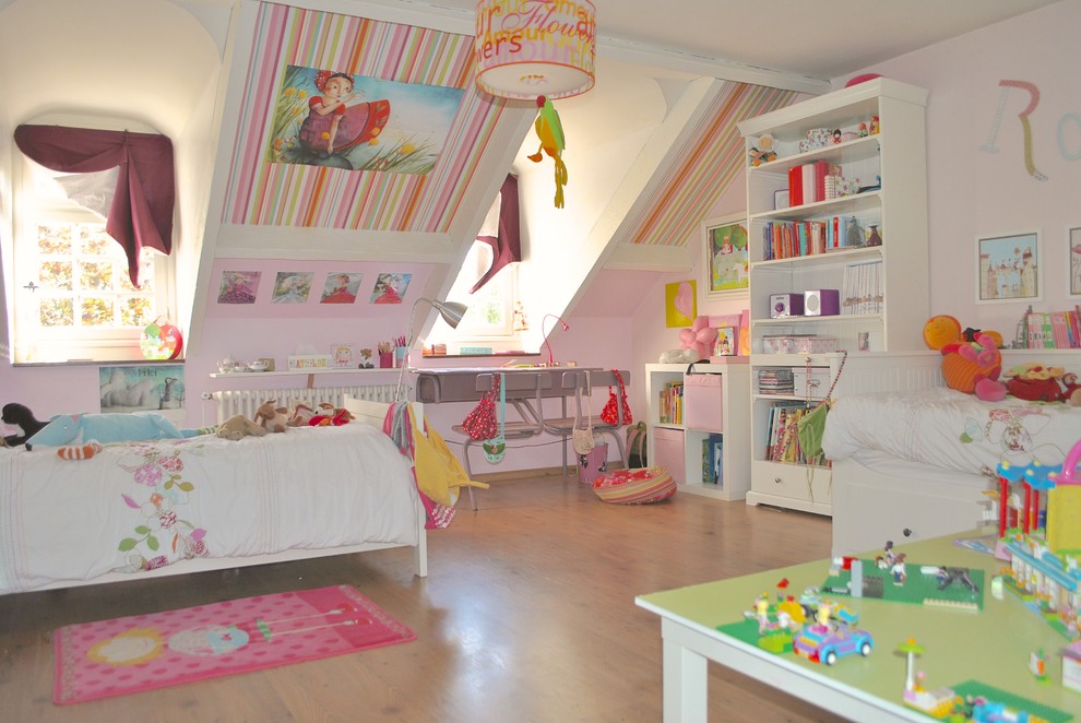 Idées déco pour une grande chambre d'enfant de 4 à 10 ans contemporaine avec un mur rose et parquet clair.