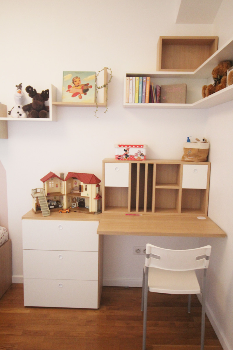 Cette photo montre une chambre de fille de 4 à 10 ans scandinave de taille moyenne avec un bureau, un mur rose, parquet clair et un sol marron.