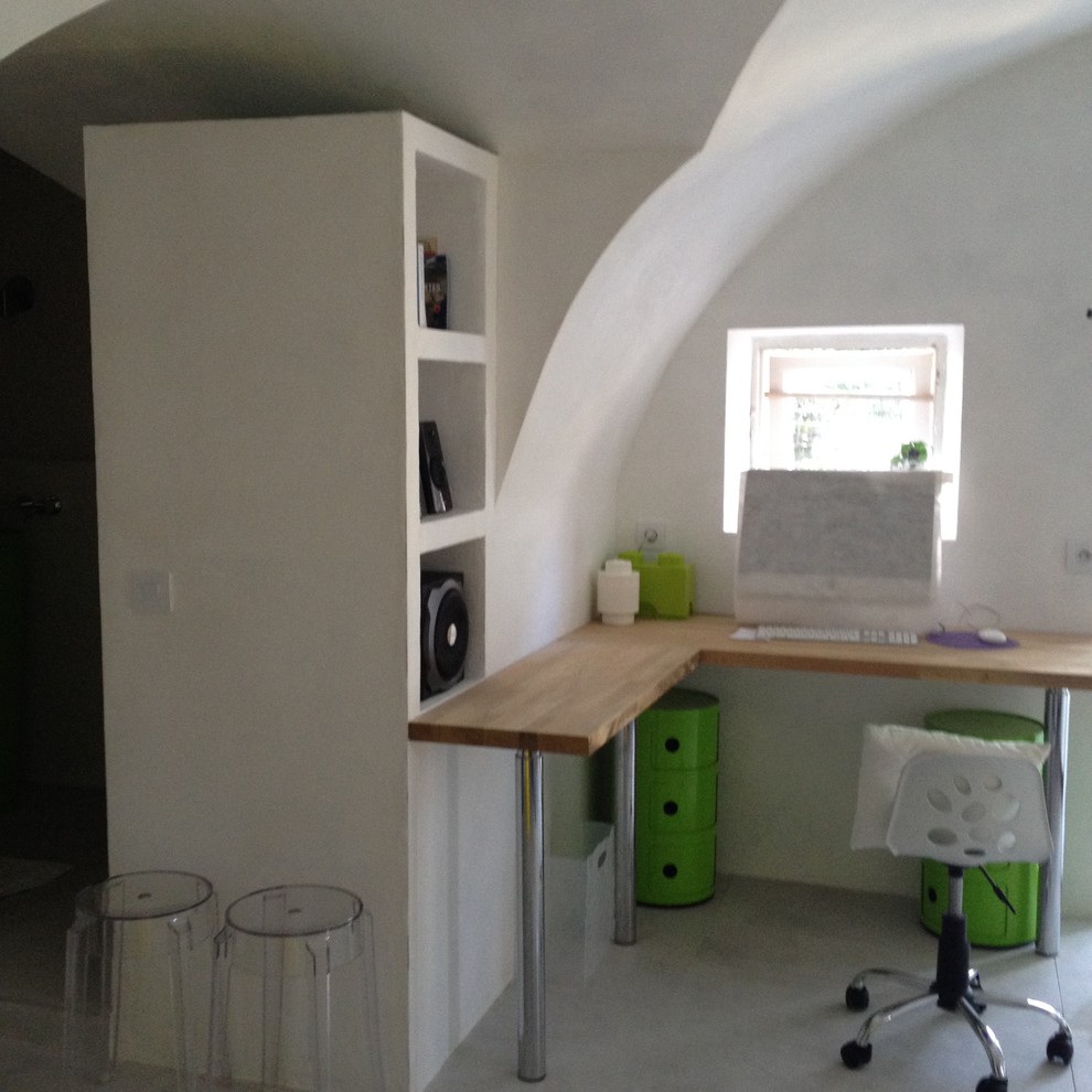 Inspiration för ett litet funkis barnrum kombinerat med skrivbord, med vita väggar och betonggolv