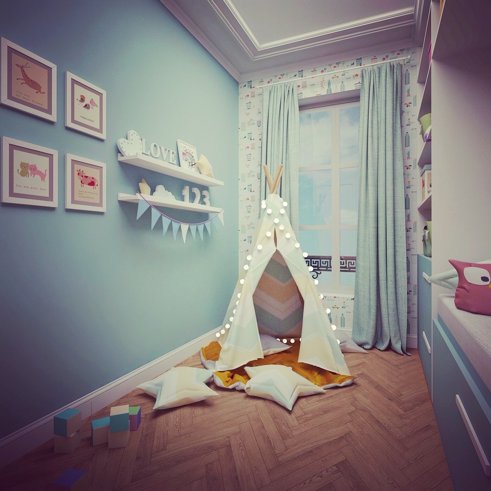 Idée de décoration pour une petite chambre d'enfant de 4 à 10 ans design avec un mur bleu, parquet clair et un sol marron.