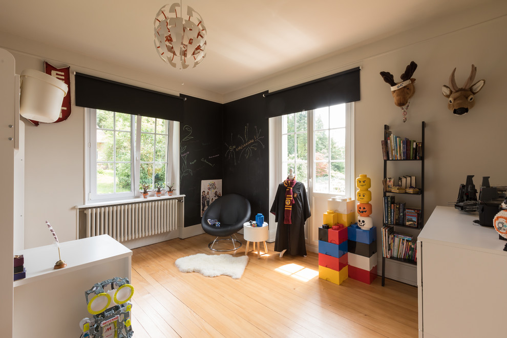Idéer för ett stort modernt barnrum kombinerat med sovrum, med svarta väggar, ljust trägolv och beiget golv
