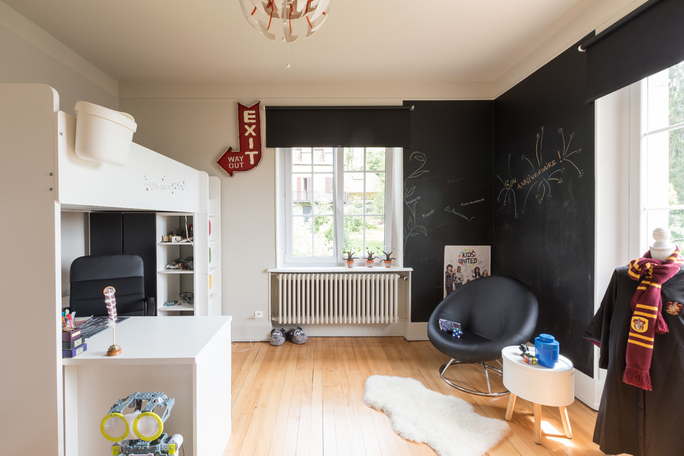 Idee per una grande cameretta per bambini minimalista con pareti nere, parquet chiaro e pavimento beige