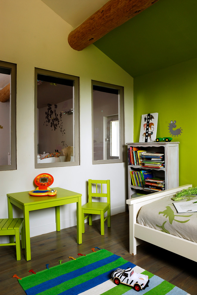 Idéer för mellanstora funkis pojkrum kombinerat med sovrum och för 4-10-åringar, med mellanmörkt trägolv och flerfärgade väggar