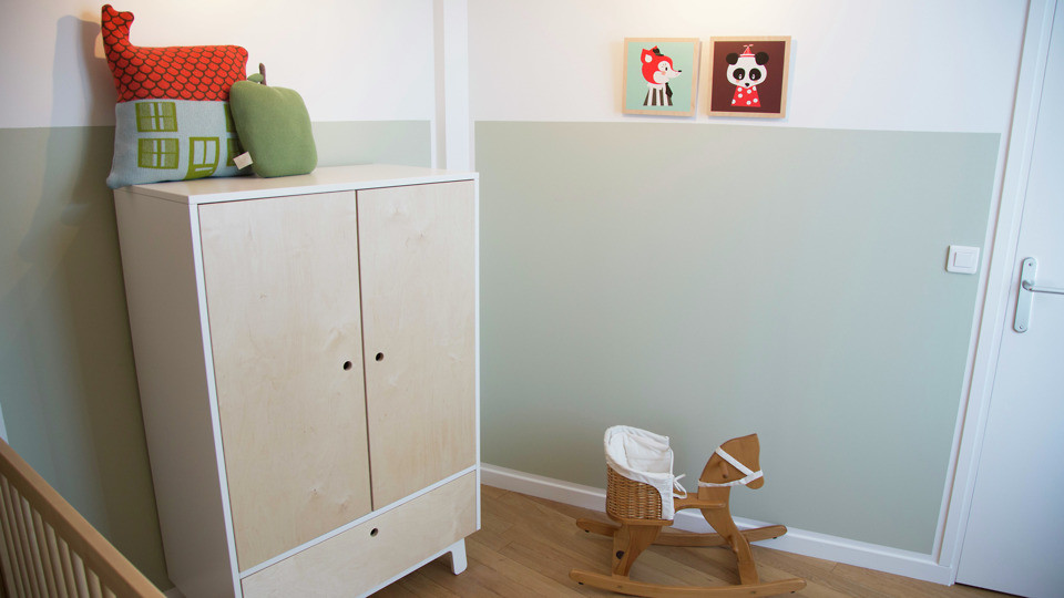 Imagen de dormitorio infantil de 1 a 3 años clásico renovado pequeño con paredes verdes, suelo de madera clara y suelo beige