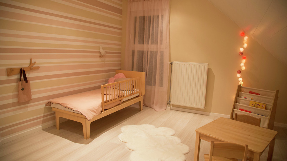 Mittelgroßes Klassisches Mädchenzimmer mit Schlafplatz, rosa Wandfarbe, hellem Holzboden und beigem Boden in Toulouse