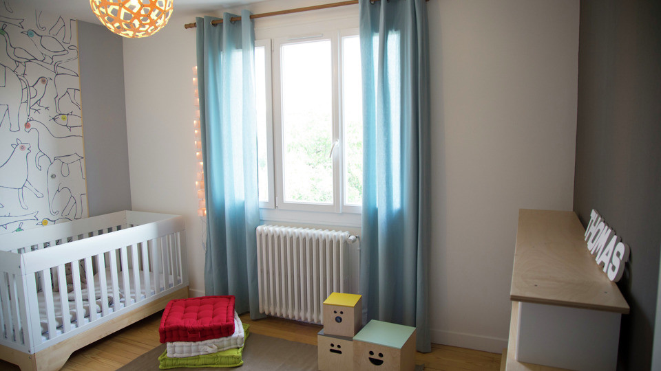 Inspiration for a mid-sized contemporary gender-neutral light wood floor and beige floor kids' room remodel in Toulouse with gray walls