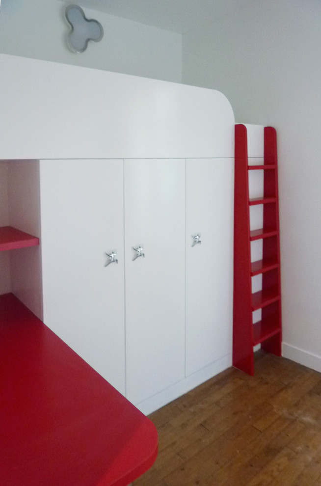 Inspiration pour une petite chambre d'enfant de 4 à 10 ans design avec un mur blanc et parquet clair.