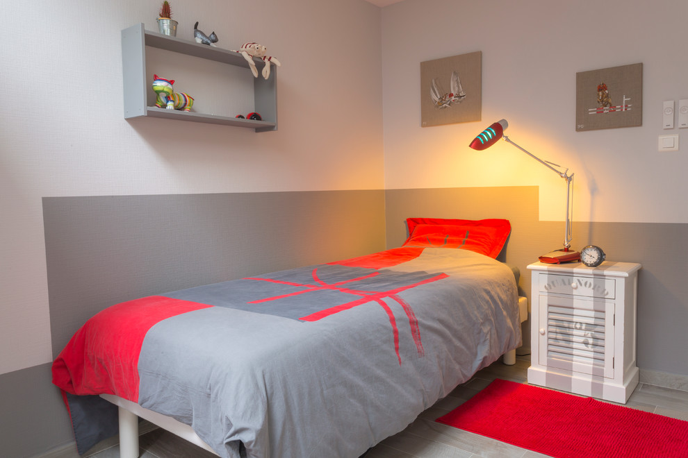 Idéer för ett mellanstort modernt pojkrum kombinerat med sovrum och för 4-10-åringar, med flerfärgade väggar och linoleumgolv