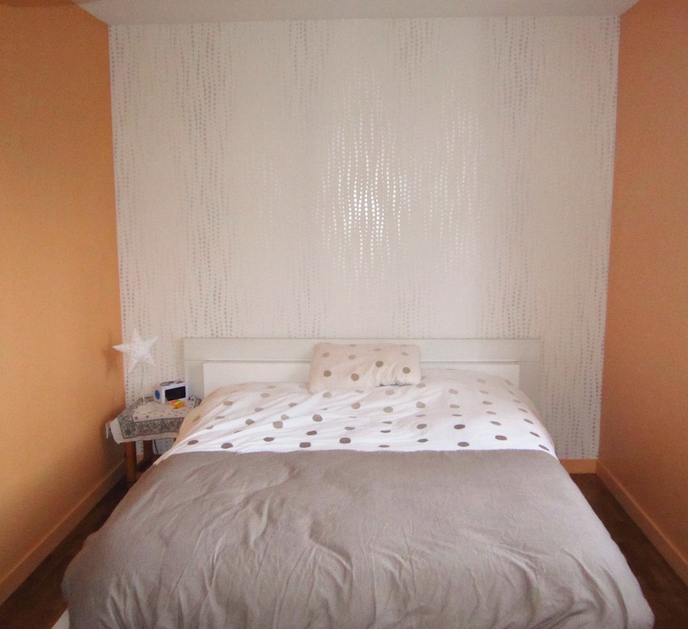 Cette image montre une chambre d'enfant de 4 à 10 ans minimaliste de taille moyenne avec parquet clair.