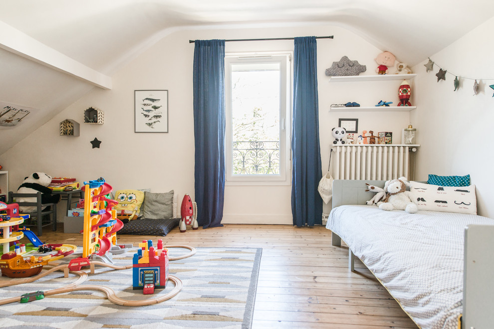Cette image montre une chambre d'enfant nordique avec un mur blanc, parquet clair et un sol beige.