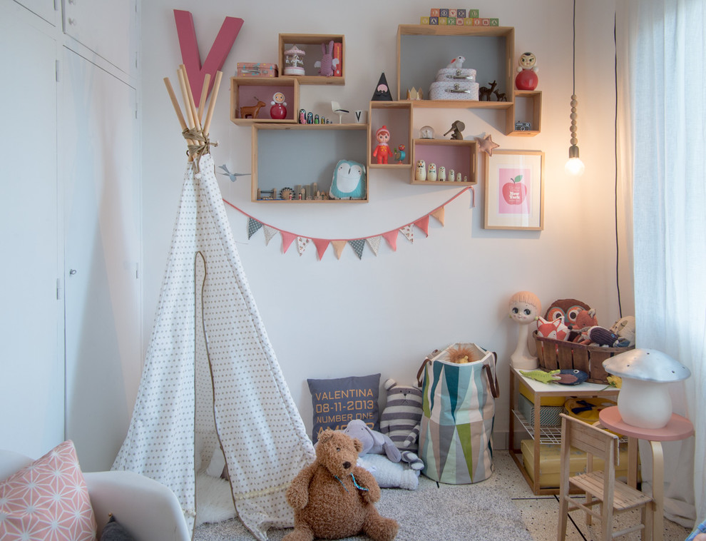 Idée de décoration pour une chambre d'enfant de 4 à 10 ans bohème de taille moyenne avec un mur blanc et un sol en carrelage de céramique.