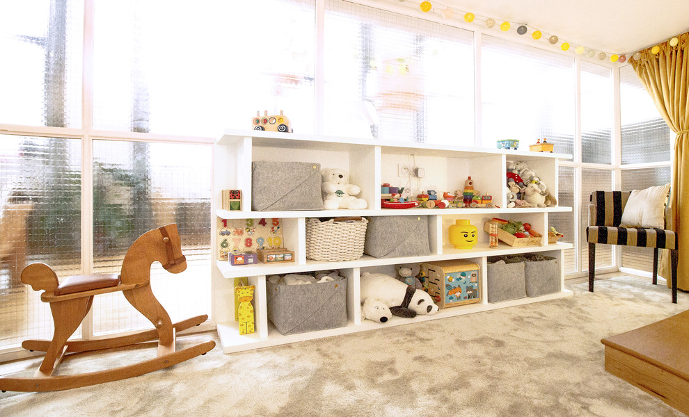 На фото: нейтральная детская среднего размера в современном стиле с спальным местом, белыми стенами, ковровым покрытием и зеленым полом для ребенка от 1 до 3 лет с
