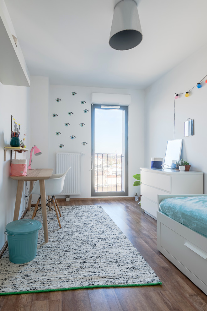 Foto de dormitorio infantil nórdico con paredes blancas y suelo de madera oscura