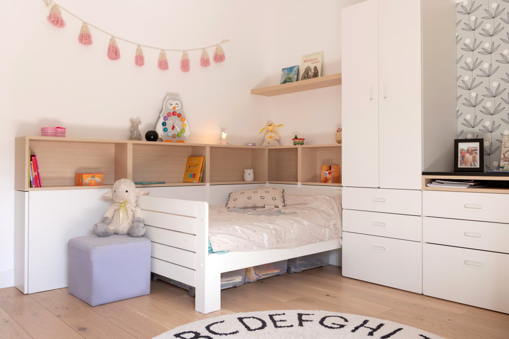 Photo of a contemporary kids' bedroom in Lyon.