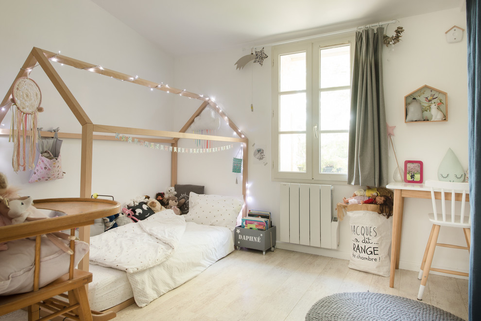 Skandinavisches Mädchenzimmer mit Schlafplatz, weißer Wandfarbe, hellem Holzboden und beigem Boden in Montpellier