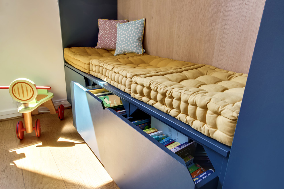 Diseño de dormitorio infantil de 4 a 10 años escandinavo de tamaño medio con paredes blancas, suelo de madera clara y suelo beige
