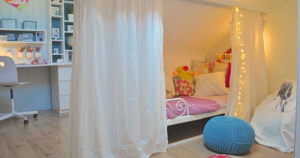 Idéer för små funkis barnrum kombinerat med sovrum, med vita väggar och ljust trägolv