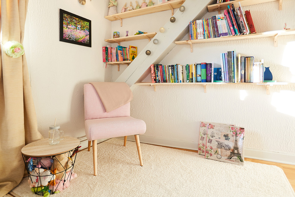Imagen de dormitorio infantil romántico extra grande con paredes blancas, suelo de madera clara y suelo beige