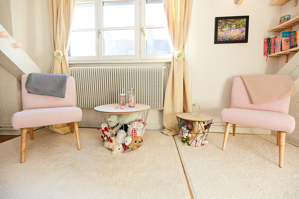 Ejemplo de dormitorio infantil romántico extra grande con paredes blancas, suelo de madera clara y suelo beige