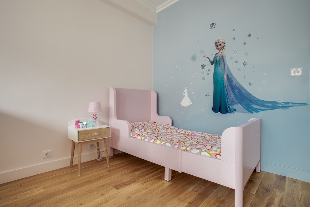 Exemple d'une chambre d'enfant de 4 à 10 ans tendance de taille moyenne avec un mur bleu et parquet clair.